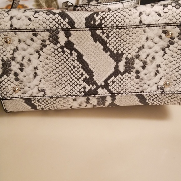 GUESS handbag - Picture 8 of 8